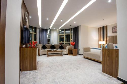 海米斯穆谢特جولدن بوجاري الاسكان的带沙发和沙发的大型客厅