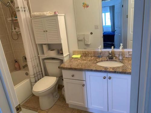 基奇纳Quite Room的浴室配有卫生间、盥洗盆和淋浴。