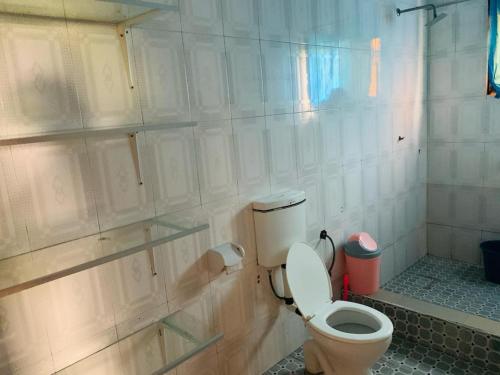 AgonaHOMELY GUEST HOUSE的一间位于客房内的白色卫生间的浴室
