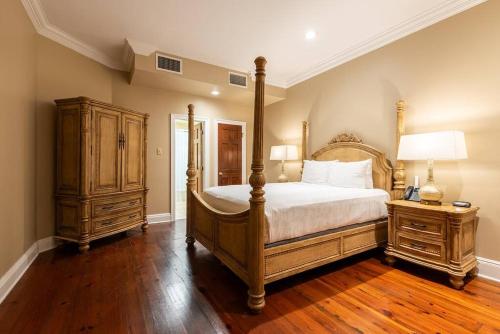 新奥尔良St. Philip Manor French Quarter的一间卧室设有一张天蓬床和木地板。