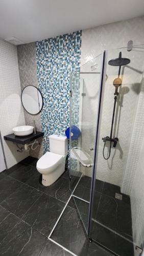 格兰岛T'estimo Kohlarn的一间带卫生间和玻璃淋浴间的浴室
