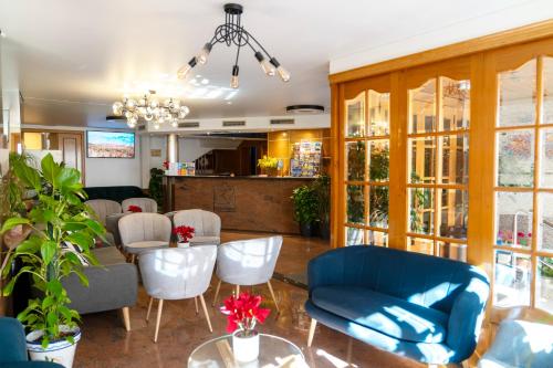 罗列特海岸Hotel Ridomar 365的一间带桌椅的用餐室