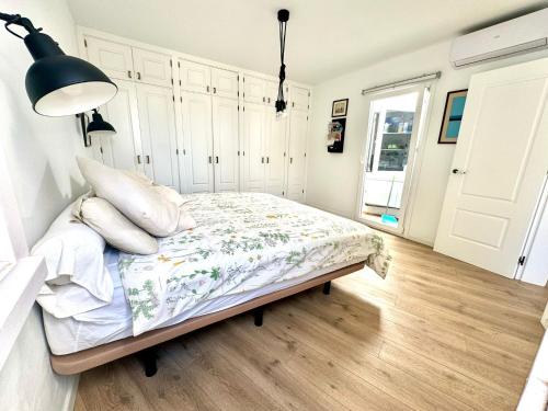 科斯塔特吉塞Luxury Bungalow Playa Roca的一间卧室配有带枕头的床