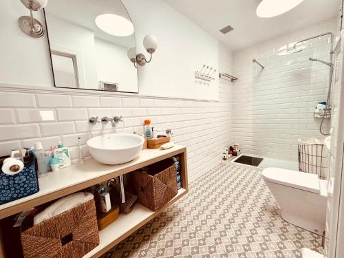 科斯塔特吉塞Luxury Bungalow Playa Roca的一间带水槽、卫生间和镜子的浴室