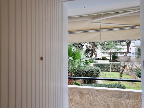 拉夫蒂港Becool Apartment的享有庭院景致的窗户