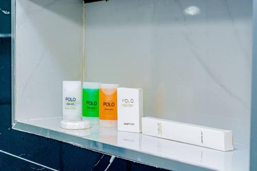 MaiduguriPolo Grand Hotel的浴室里的架子上有些产品