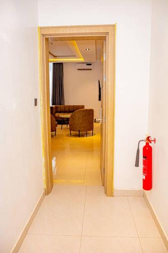 MaiduguriPolo Grand Hotel的走廊设有通往客厅的门
