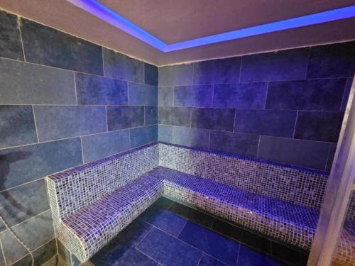 雷贝里岛Вилла у моря的浴室设有紫色灯和浴缸
