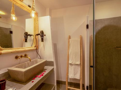 马拉喀什Riad Nelia De Marrakech Hotel Boutique & Spa的一间带水槽和淋浴的浴室