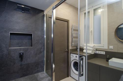 马德里We Madrid Casa Duque的浴室配有洗衣机和烘干机。