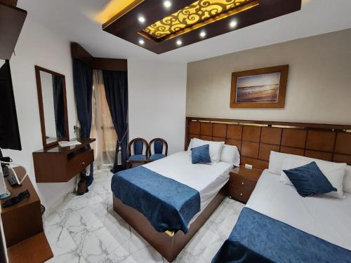塞得港Porto said بورتوسعيد شاليه غرفه وصاله的酒店客房设有两张床和电视。