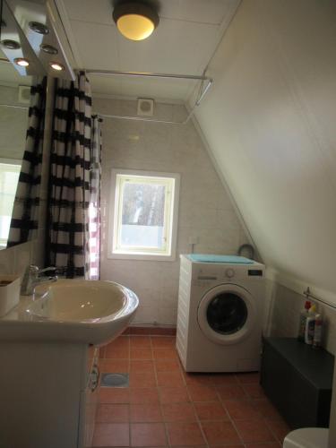 HammarstrandVilla Indalsälven的一间带水槽和洗衣机的浴室