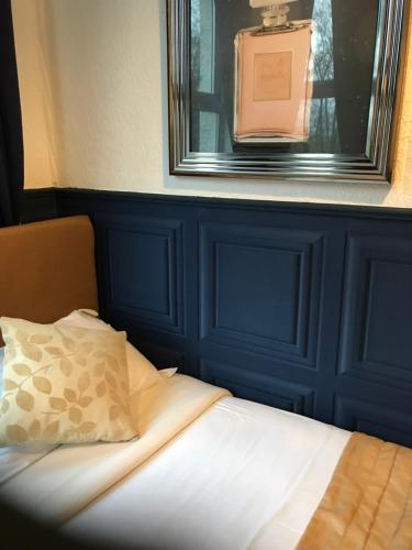 曼彻斯特雅诗阁服务公寓的一张带枕头的床和一个窗户
