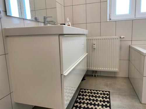 克拉根福Altbau mit Flair的白色的浴室设有水槽和镜子