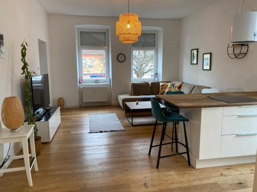 克拉根福Altbau mit Flair的厨房以及带沙发和桌子的客厅。