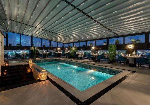 泰布克Lilac Park Hotel的餐厅中间的游泳池