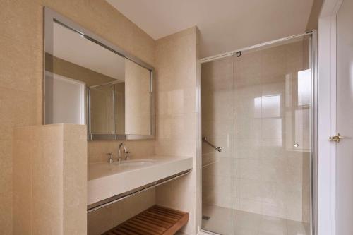 墨尔本维多利亚酒店的一间带水槽和淋浴的浴室
