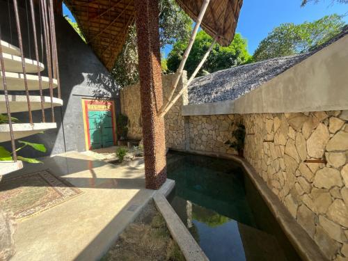 爱妮岛Happiness Kulambo Villa El Nido的一座房子,旁边设有游泳池