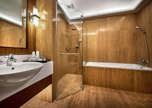 乔治市St Giles Wembley Penang的一间带水槽、浴缸和淋浴的浴室