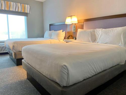 McMinnvilleHampton Inn Mcminnville, Tn的酒店客房设有两张床和窗户。