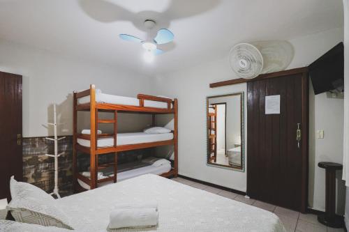 卡波布里奥卡布弗里乌旅馆的一间卧室配有双层床和镜子