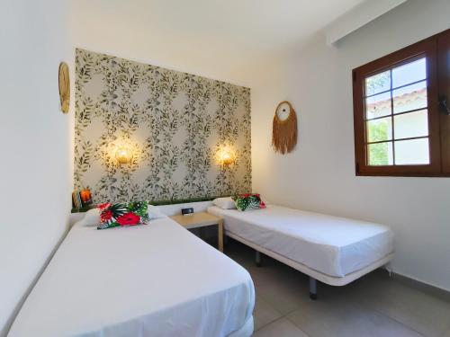 马斯帕洛马斯Parque Golf 9的客房设有两张床和窗户。
