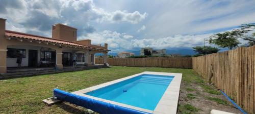圣洛伦索san lorenzo chico salta的一座房子的院子内的游泳池