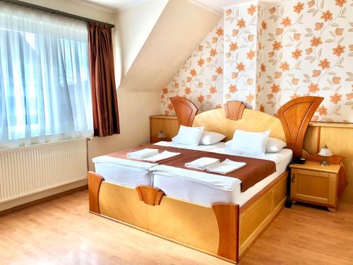 科马罗姆哈特维泽公寓酒店的一间卧室,卧室内配有一张大床