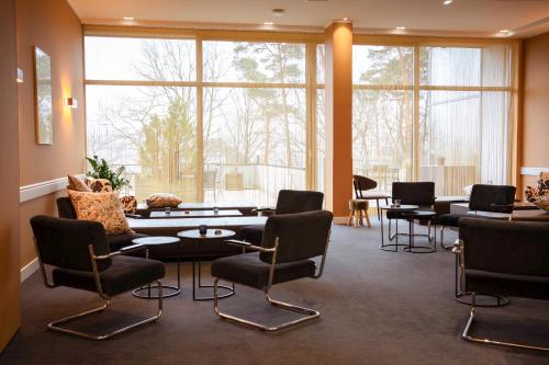 斯帕斯帕巴尔莫勒尔席尔瓦酒店的一间设有桌椅和窗户的等候室