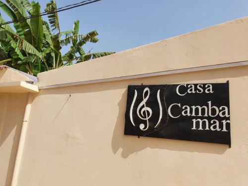 比绍CASA CAMBA MAR的建筑物一侧的标志