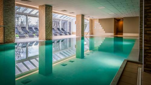 斯帕斯帕巴尔莫勒尔席尔瓦酒店的大楼内的一个蓝色海水游泳池