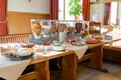 StubersheimAlbhotel Bahnhöfle的一张桌子上有很多种不同的食物