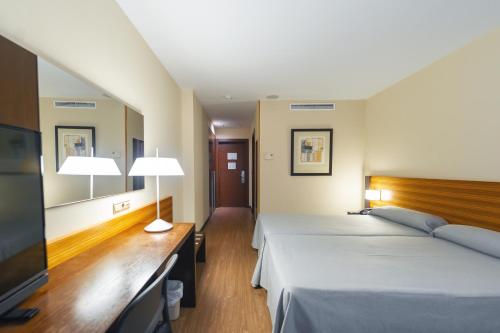 埃尔切埃尔切港酒店的酒店客房设有两张床和一台平面电视。