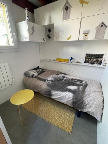 圣特罗让莱班LES MIMOSAS的一间小卧室,配有一张床和一张桌子