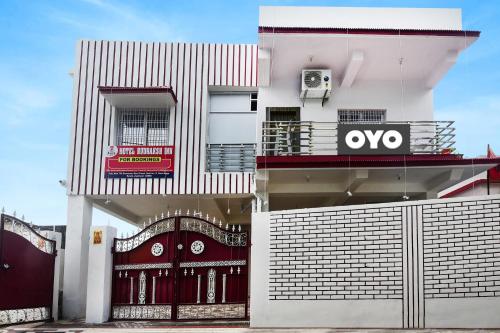 兰奇Super OYO Flagship Hotel Rudraksh Inn的白色的建筑,上面有卵形标志