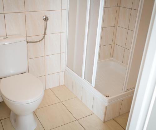 热舒夫Hotel Eden的白色的浴室设有卫生间和淋浴。