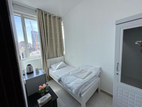 阿布扎比Corniche AD - Stunning Room的小房间设有床和窗户