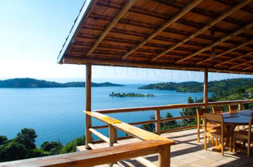 Umutuzo lodge Kivu lake的湖景甲板配有桌椅