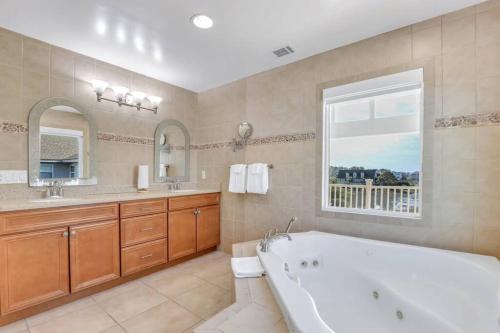 泰比岛Luxury 5br Home w Heated Pool Unbeatable Views的带浴缸和窗户的大浴室
