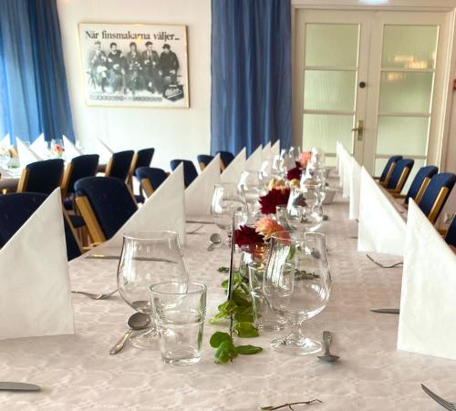 GullringenGullringens Värdshus & hotell的长桌,带酒杯和鲜花
