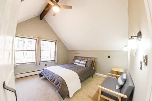 Mount Torry FurnaceA-Frame @ WTG Resort w/ Hot Tub的一间卧室配有一张床和一张沙发