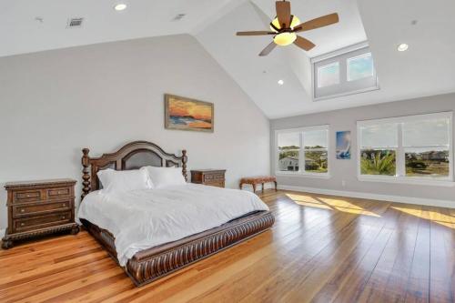 泰比岛Luxury 5br Home w Heated Pool Unbeatable Views的一间卧室配有一张床和吊扇