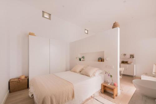 马德里Dream flat. New Brooklyn Madrid的白色卧室设有床铺和水槽