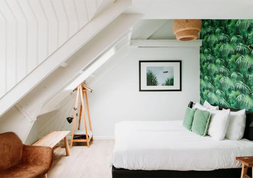 卑尔根卑尔根1928住宿加早餐旅馆的卧室配有白色的床和绿色的墙壁