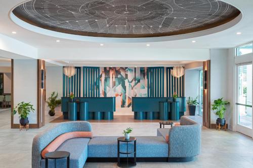 奥兰多Hotel Landy Orlando Universal Blvd, a Tribute Portfolio Hotel的大堂设有蓝色的沙发和圆形天花板