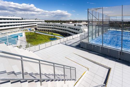 波苏埃洛-德阿拉尔孔Student Experience Madrid Pozuelo - Luxury Hostel的享有带游泳池的大楼的上方景色
