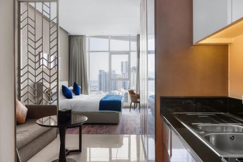 迪拜New Aparthotel Prive的酒店客房设有床和客厅。