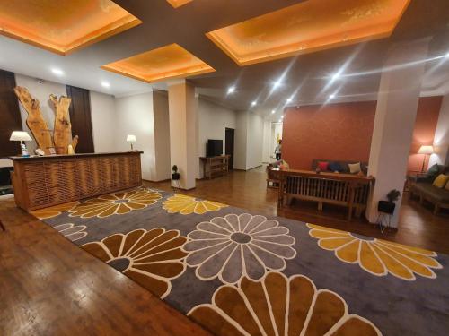 列城Hotel Amanthi Ladakh的大房间,有舞台和大地毯