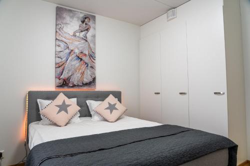赫尔辛基Kaksio Helsingissä Autonparkkipaikalla Hyvien Kulkuyhteyksien Varrella的一间卧室配有一张壁画床