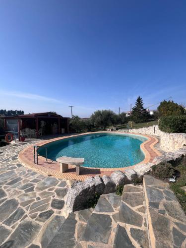 希维利Villa Cultura Elani Halkidiki的一个带长凳和桌子的游泳池